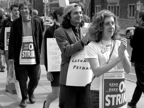 Denning (extrema izquierda) apoyando la formación del sindicato de estudiantes de Yale en 2005.